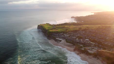 Uluwatu-Bali-Insel-Indonesien-Reisen-Urlaubsziel-In-Asien-Für-Surfer-Und-Digitale-Nomaden-Epische-Sonnenuntergang-Küste-Ozeanwellen-Filmmaterial