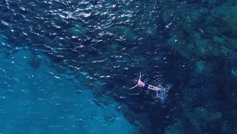 Erfrischendes-Schwimmen-Im-Korallenriffwasser-Von-Cala-Coticcio-Caprera-Sardinien