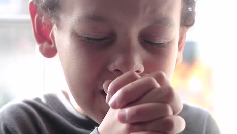 Kleiner-Junge-Betet-Zu-Gott-Mit-Den-Händen-Zusammen-Auf-Whit-Hintergrund-Stockvideomaterial