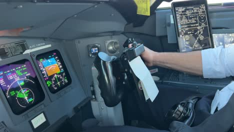 Atemberaubender-Blick-In-Ein-Jet-Cockpit,-Während-Der-Copilot-Das-Flugzeug-In-Einer-Realen-Und-Holperigen-Annäherung-Fliegt