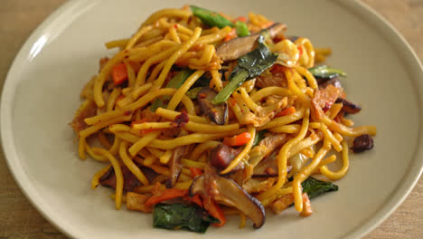 stir-fried-yakisoba-noodles-with-vegetable-in-vegan-style---Vegan-and-vegetarian-food-style