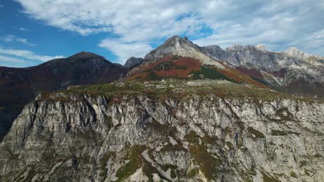 Berg-Im-Herbst-In-Vielen-Farben-Auf-Den-Steinhängen-In-Den-Wunderschönen-Gebirgszügen-Der-Albanischen-Alpen-Gekleidet