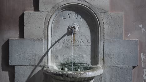 Antique-Public-Drinking-Fountain-In-The-Downtown-Of-Rome,-Italy