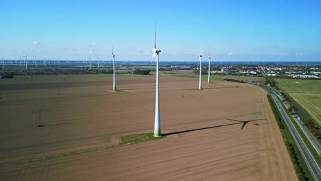 Windpark-Von-Der-Seite-Langer-Schatten-Auf-Feld