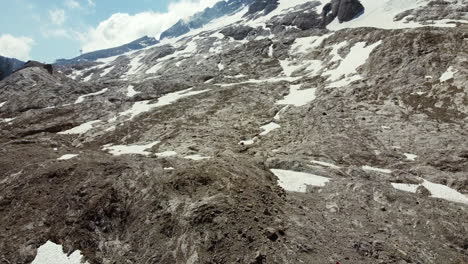 Luftpanoramalandschaft-Der-Schneeschmelze-Im-Sommer-Auf-Dem-Marmolada-berg-In-Den-Italienischen-Dolomiten