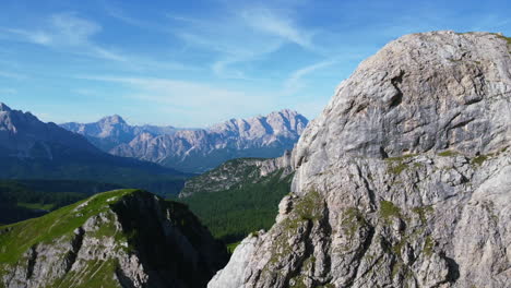 Luftlandschaft-Der-Grasbewachsenen-Wiese-Zwischen-Dolomiten-berggipfeln-Am-Blauen-Horizont-In-Italien-An-Einem-Sommertag