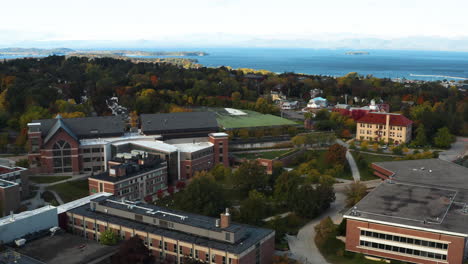 Atemberaubende-Weitwinkel-Luftaufnahme-Des-Campus-Der-University-Of-Vermont-Mit-Burlington-Bay-Im-Hintergrund