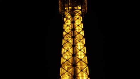 Torre-Eiffel-Iluminada-Por-La-Noche-En-La-Ciudad-De-París,-Francia