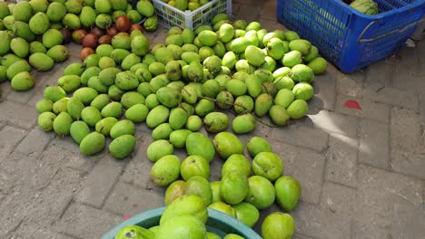 Hunderte-Von-Frisch-Gepflückten,-Köstlichen-Grünen-Mangos-Auf-Dem-Lokalen-Obst--Und-Gemüsemarkt-In-Der-Hauptstadt-Dili,-Timor-Leste-In-Südostasien