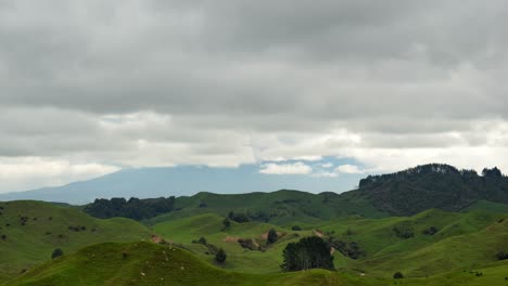 Zeitraffer-Von-Dicken-Wolken,-Die-An-Neuseelands-Landschaft-Vorbeiziehen,-Mit-Dem-Berg-Taranaki-Im-Hintergrund