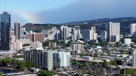Regenbogen-über-Der-Skyline-Von-Honolulu,-Hawaii