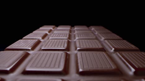 Makroaufnahme-Einer-Langen,-Süßen-Milchschokolade,-Die-Auf-Schwarzem-Hintergrund-Isoliert-Ist