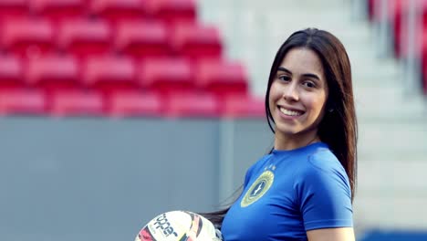 Linda-Chica-Brasileña-Fanática-Del-Fútbol-Mueve-El-Cabello,-Sonríe-A-La-Cámara