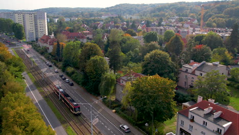 Luftaufnahme-Der-Modernen-Straßenbahn,-Die-Sich-Auf-Gleisen-In-Oliwa,-Danzig,-Polen-Bewegt