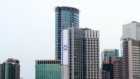 Flagge-Israels-Auf-Modernem-Wolkenkratzer-In-Der-Innenstadt-Von-Tel-Aviv