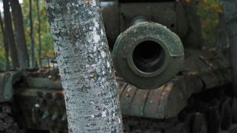Viejo-Vehículo-Militar-Ruso-Soviético,-Destruido-Guerra-Ucrania-Ejército-Técnico-Tanque-Pistola-Industrial