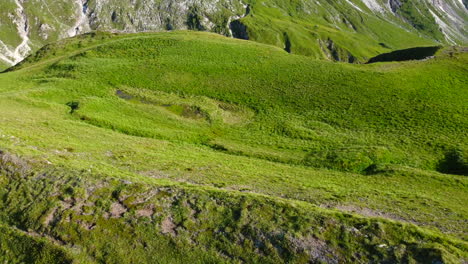 Luftlandschaft-Mit-Saftig-Grünen-Wiesen-In-Den-Italienischen-Alpen-Der-Dolomiten-An-Einem-Sommertag