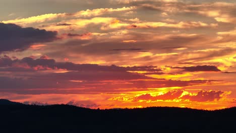 Der-Spektakuläre-Sonnenuntergang-Zur-Goldenen-Stunde-Erleuchtet-Den-Himmel-über-Dem-See