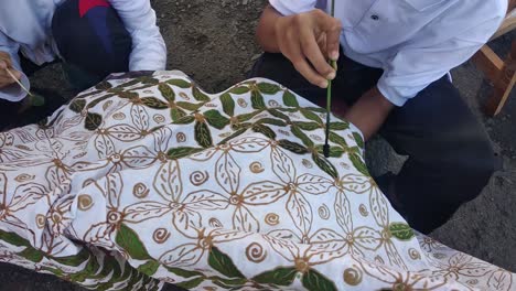 Nahaufnahme-Von-Händen,-Die-Umweltfreundliche-Batikmotive-Kleben