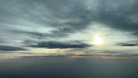Dramatischer-Himmel,-Aufgenommen-Aus-Einem-Jet-Cockpit-Beim-Fliegen-In-12000-Metern-Höhe-An-Einem-Kalten-Winternachmittag