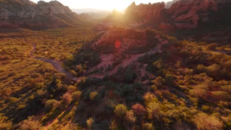 Filmische-Luftdrohnenaufnahme-Des-üppigen-Grünen-Waldes-In-Sedona-Arizona-Während-Der-Goldenen-Stunde