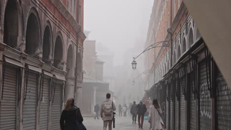 Cámara-Lenta-De-Gente-Caminando-En-La-Niebla-En-Venecia-Cerca-Del-Puente-De-Rialto