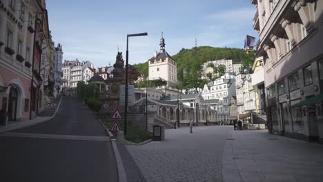 Karlovy-Vary-O-Carlsbad,-República-Checa,-Principal-Mercado-Histórico-Calle-Columnata-Llena-De-Tiendas