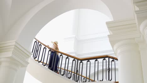 Mujer-Subiendo-Las-Escaleras-En-El-Palacio-De-Estilo-Barroco-De-Jelgava