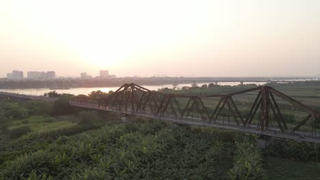 --Motorräder-Fahren-Auf-Der-Langen-Bien-Brücke---Hanoi