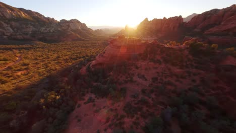 Wunderschöne-Filmische-Drohnenaufnahme-Der-Malerischen-Landschaft-In-Sedona-Arizona-Während-Der-Goldenen-Stunde