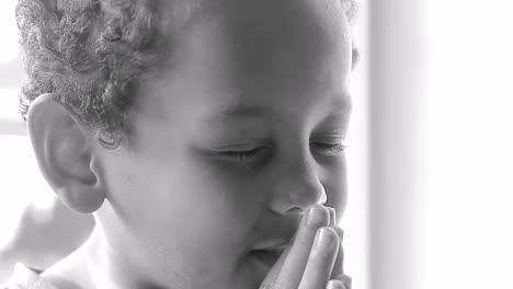 Kleiner-Junge-Betet-Zu-Gott-Mit-Den-Händen-Zusammen-Auf-Whit-Hintergrund-Stockvideomaterial