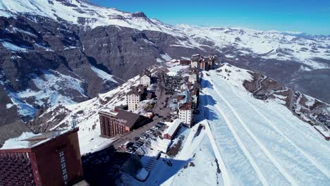 Vista-Panorámica-Del-Centro-De-La-Estación-De-Esquí-En-Las-Nevadas-Montañas-De-Los-Andes-Cerca-De-Santiago-Chile