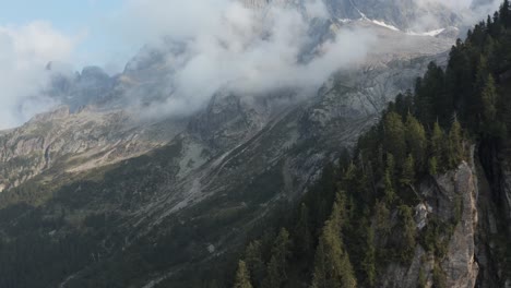 Drohne-Luftaufnahme-Der-Val-Bregaglia-Alpen-In-Italien,-Monte-Conco,-Cima-Codera-Piz-Badile,-Valchiavenna