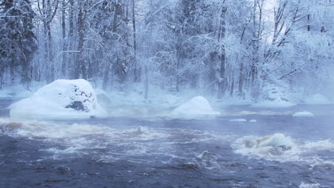 Dampfender-Fluss-An-Einem-Eiskalten-Wintermorgen