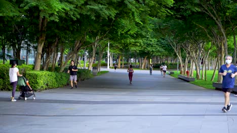 Gente-Haciendo-Jogging-En-Marina-Boulevard-Very-Earl-Morning-,-Marina-Bay,-Singapur