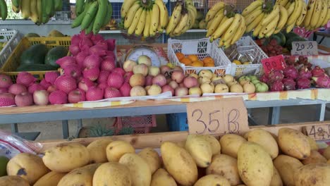 Frisches-Obst-Auf-Einem-Marktstand-Mit-Thailändischen-Mangos,-äpfeln-Und-Bananen-Mit-Langsamer-Schwenkung-Von-Links-Nach-Rechts-In-Thailand