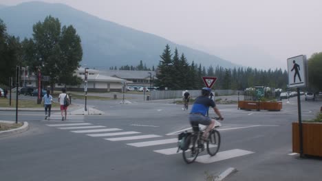 Ciclistas-Pasando-Por-Una-Rotonda-En-Un-Pueblo-De-Montaña