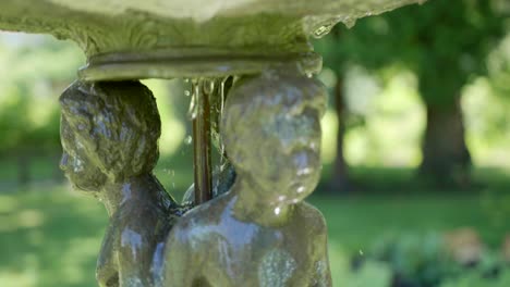 Escultura-De-Fuente-En-El-Parque-Con-Agua-Cristalina-Que-Fluye