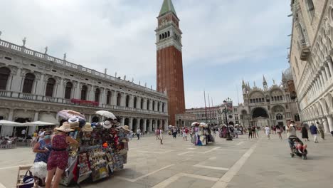Caminando-Hacia-La-Torre-Campanile,-Piazza-San-Marco-En-Venecia,-Italia