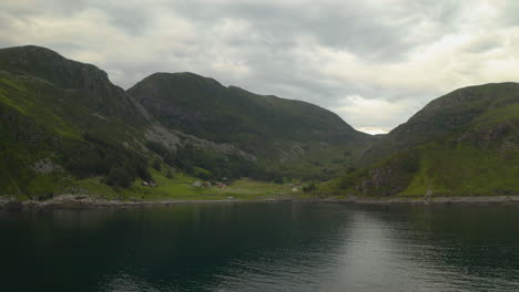 Vista-Panorámica-Del-Lago-Con-Montañas-En-El-Fondo-Reflejadas-En-El-Agua,-Måløy,-Condado-De-Vestland,-Noruega---Toma-Aérea-De-Drones
