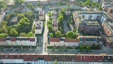 Barrio-Residencial-Aéreo-En-Gdansk-Con-Complejo-De-Viviendas-Durante-El-Día-Soleado