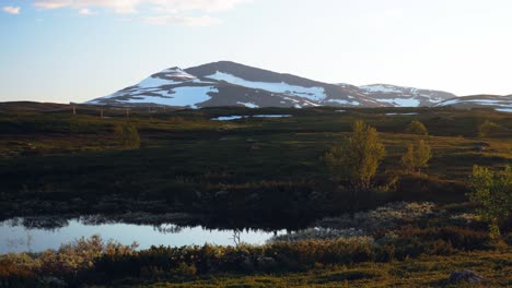 Schöne-Landschaft-Der-Jamtland-berge-Und-Ein-Strom-Am-Wanderweg-Jamtlandstriangeln-In-Schweden
