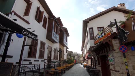 Toma-Amplia-De-Una-Calle-Vacía-En-La-Ciudad-Turística-De-Antalya-En-Turquía-Mostrando-Restaurantes-Y-áreas-Para-Sentarse