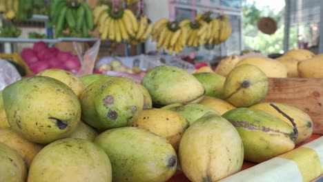 Frisches-Obst-Auf-Einem-Marktstand-Mit-Nahaufnahme-Von-Thaimangos-Mit-Langsamer-Schwenkung-Von-Links-Nach-Rechts-In-Thailand