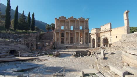 Turistas-En-La-Biblioteca-De-Celso-En-Efeso,-Turquía
