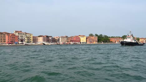 Schlepper,-Der-Vor-Farbenfrohen-Venezianischen-Gebäuden-In-Venedig,-Italien,-Vorbeifährt