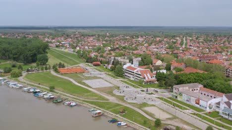 Aerial-tracking-shot-circling-a-resort-on-the-Danube-river-in-Novi-Sad,-Serbia