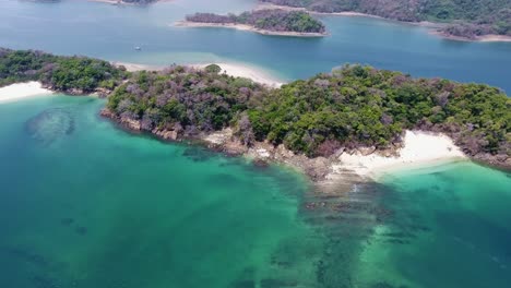 Strafe-Antena-De-La-Isla-Del-Pacífico-Con-Playa-Blanca-Y-Formaciones-Rocosas-Y-De-Coral-únicas