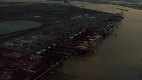 Containerhafen-Und-Containerschiffe-Bei-Sonnenaufgang
