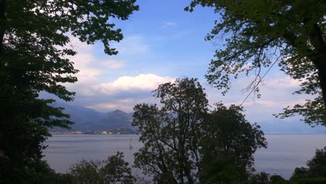 Blick-Auf-Ein-Kleines-Boot,-Das-Auf-Dem-Lago-Maggiore-In-Italien-Segelt,-Von-Der-Villa-Pallavicino-Aus-Gesehen
